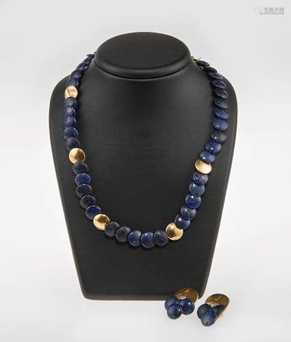 Collier de perles de lapis-lazuli ponctué de perles d'or - Or 750, L 42 cm. On [...]