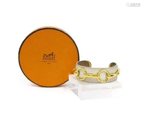 Hermès, bracelet en cuir blanc garni de maillons dorés - Métal doré, D 6 cm, [...]