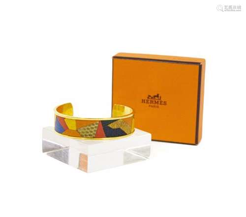 Hermès, bracelet jonc ouvert à décor de cuir en patchwork - Métal doré, D 6 cm, [...]