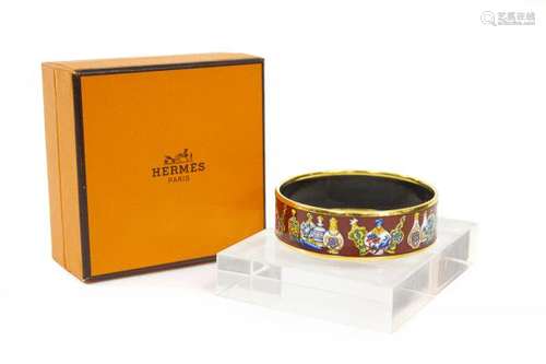 Hermès, bracelet jonc émaillé à décor de flacons à priser sur fond rouge - [...]