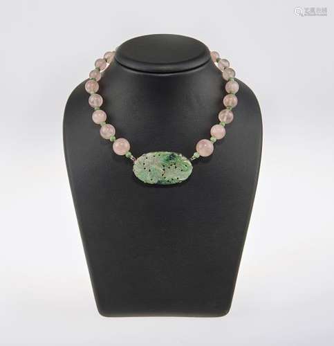 Collier de perles de jade et de quartz rose retenant un motif en jade sculpté - [...]