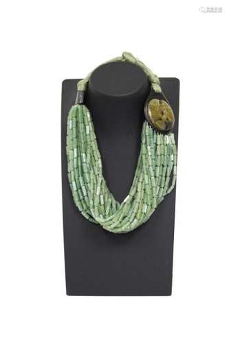 Collier multi-rangs de perles d'aventurine - Attaches en bois et pierres dures, L [...]