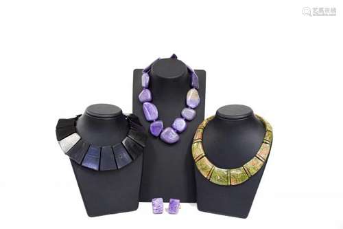 Lot de trois colliers d'unakite, de jaspe violet et de bois - Fermoir en argent 925, [...]