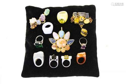 Lot comprenant divers bijoux fantaisie, huit bagues, deux broches et un pendentif [...]