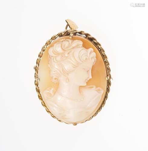 Broche pendentif sertie d'un camée sur coquillage à portrait de jeune femme - [...]