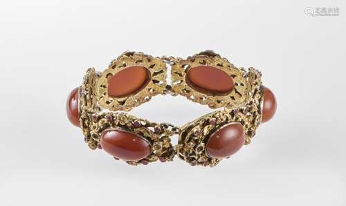 Bracelet composé de six motifs sertis d'agates en cabochon entouré de verre rose - [...]