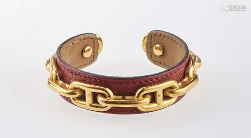 Hermès, bracelet à maille marine - Cuir rouge et métal doré, D 5 cm - Prix de [...]