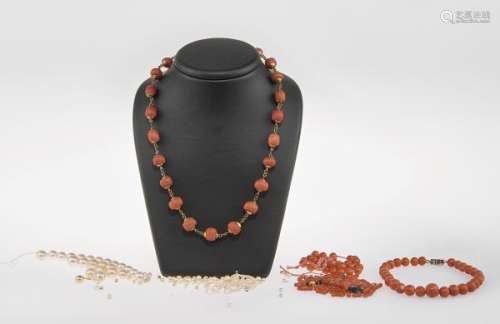Collier de perles de corail - Métal, L 42 cm. On joint un lot de perles et de [...]