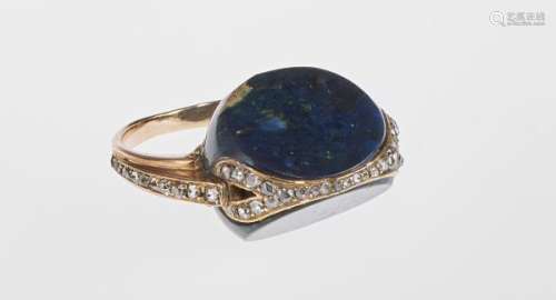 Bague sertie d'un lapis-lazuli poli rehaussé d'une ligne de roses de diamant - Or [...]
