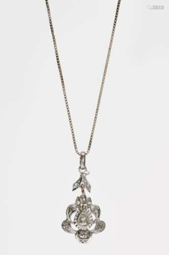Chaîne à maille vénitienne retenant un pendentif serti de roses de diamant - [...]