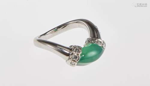 Anneau serti d'une agate verte épaulée de diamants - Or gris 750, doigt 47-7, 6 g [...]