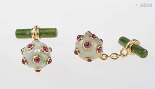 Boutons de manchette en jade sertis de rubis taille cabochon - Or 750, poids brut 16 [...]