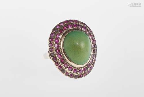 Bague sertie d'une turquoise taille cabochon dans un double entourage de rubis  - Or [...]