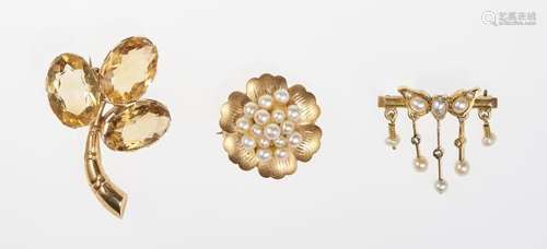 Lot de trois broches, l'une sertie de quartz et les autres serties de perles - Or [...]