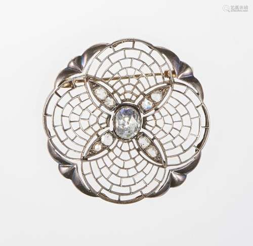 Broche ronde à motif de fleur ajourée sertie d'un diamant taille rose épaulé de [...]