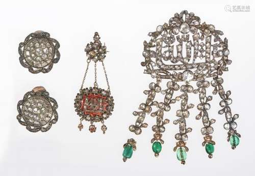 Broches à motif d'écritures orientales sertie de roses de diamants et terminée par [...]