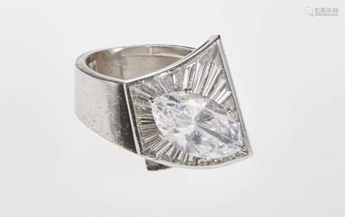 Bague stylisée sertie d'une pierre d'imitation pour le diamant taille marquise [...]