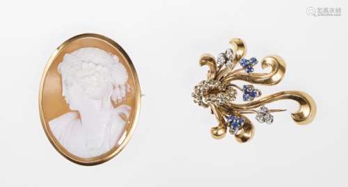 Broche-clip sertie de saphirs et diamants - Or 750, H 4 cm, 19 g. On joint un [...]