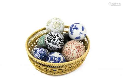 Panière de neuf boules de porcelaine décoratives - D env. 5 à 10 cm - Prix de [...]