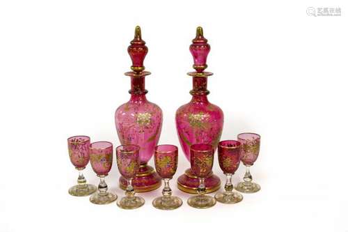 Deux flacons et six petits verres, Bohème - Verre à décor doré de fleurs, H de 7 [...]