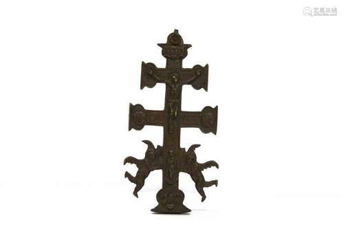 Croix reliquaire - Bronze, L 11 cm - Prix de réserve :  - 50 -