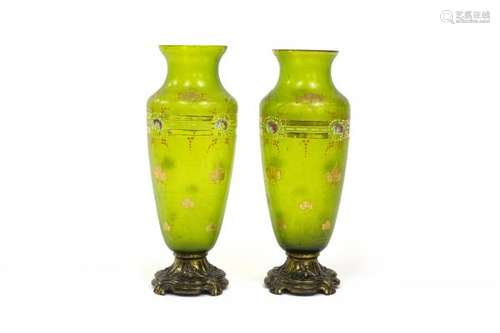 Paire de vases - Verre et laiton à décor floral, H 31 cm - Prix de réserve :  - 80 -