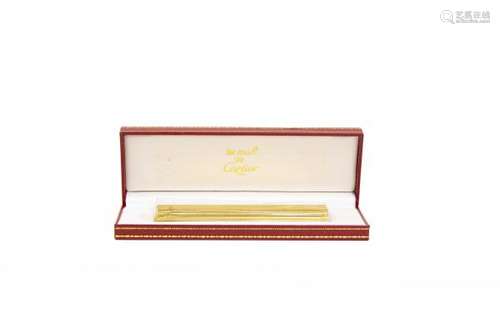 Cartier, briquet à motifs striés - Plaqué or, H 12,5 cm, dans son écrin - Prix [...]