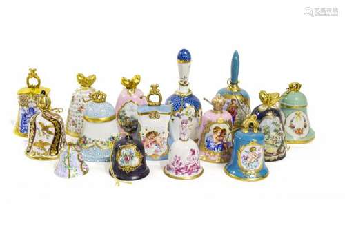 Lot de 12 cloches de table - Porcelaine peinte, H de 5 à 16 cm - Prix de réserve : [...]