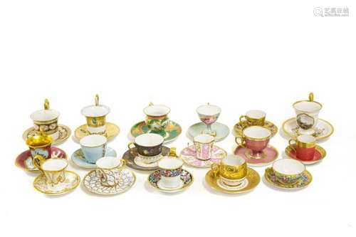 Collection de 15 tasses ornées de différents décors - Porcelaine peinte - Prix de [...]