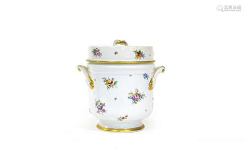 Glacière de style Louis XV à décor de fleurs - Porcelaine peinte, D Brandt, H 22 [...]