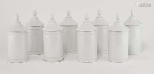 Suite de 8 pots couverts cylindriques à prise ovoïde - Porcelaine blanche, H 26 cm [...]