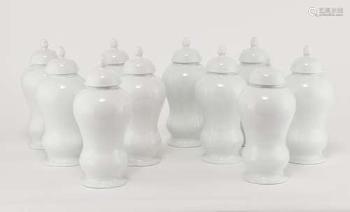 Suite de 10 pots couverts balustres - Porcelaine blanche, H 26 cm - Prix de réserve [...]