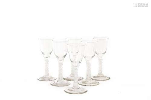 Suite de six verres à liqueur, probablement Venise - Verre à décor d'un motif [...]