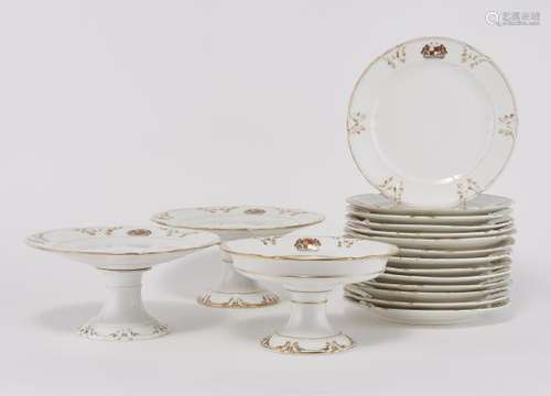 Ensemble de six assiettes et trois pièces de service - Porcelaine blanche à décor [...]