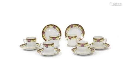 6 tasses à café à marli jaune orné de roses - Limoges, porcelaine (6p) - Prix de [...]