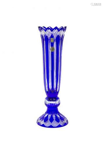 Grand vase cornet, Tchécoslovaquie - Cristal doublé bleu, H 59 cm - Prix de [...]