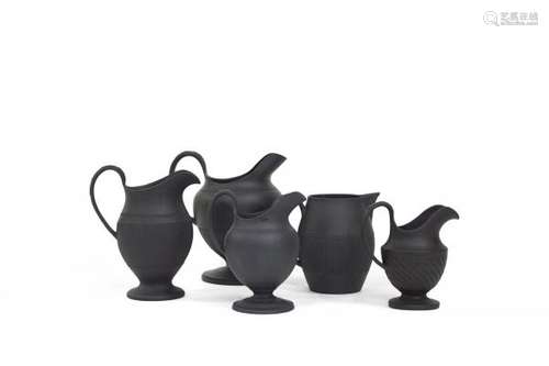 5 crémiers néoclassiques - Wedgwood, black basalt, H 11 à 15,5 cm - Prix de [...]