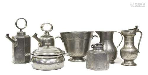 Ensemble d'objets en étain, XVIIIe s  - (bouteilles, verseuse et plats) - Prix de [...]