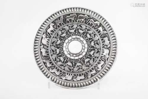 Plat rond à décor d'animaux et rinceaux - Ceylan, Inde coloniale, argent, 230g, D [...]