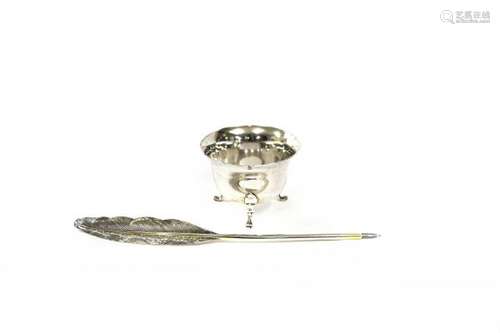 Coupelle tripode et plume - Argent, Berne et Autriche, 90 g H 5 cm et L 23 cm - Prix [...]