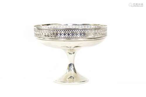 Coupe sur pied, Grande-Bretagne - Argent, 230 g - Prix de réserve :  - 50 -