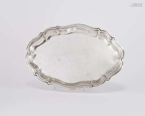 Plateau à lettres ovale à bordure mouvementée - Venise, argent 800, L 27 cm, 320 [...]