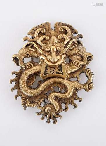 Boucle de ceinture à décor de dragon, Chine  - Vermeil, 60 g, H 8 cm - Prix de [...]