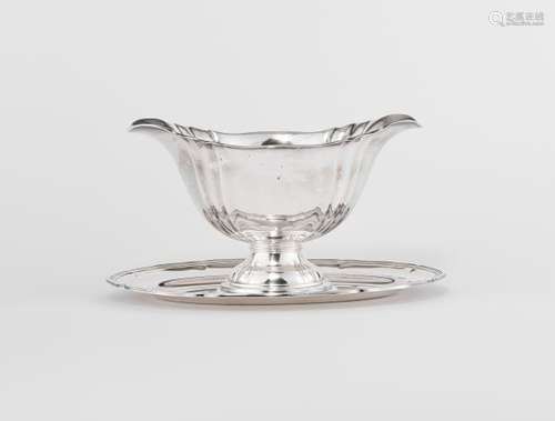 Saucière festonnée sur présentoir - Argent 850, Allemagne, L 21 cm, 340g - Prix [...]