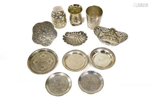 Collection de coupelles, timbales et une boîte à thé - Argent, Turquie et autres, [...]