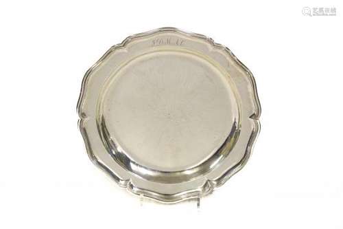 Plat rond festonné - Isaac Amaron, Genève début XIXe s, argent, D 31 cm, 730 g - [...]