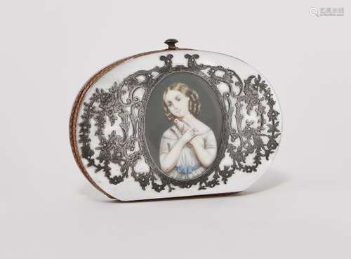 Porte-monnaie en nacre orné d'une miniature de jeune fille portant une colombe à la [...]