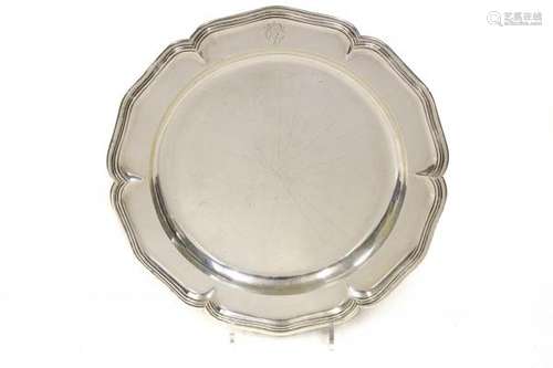 Plat rond festonné - Collet, Genève, XIXe s, argent 800, D 33 cm, 850 g - Prix de [...]