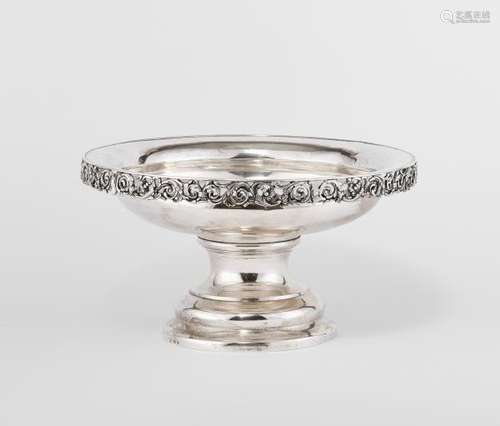 Coupe sur pied à bordure ajourée de volutes - Argent sans poinçon, D 26 cm, 990 g [...]