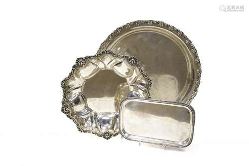 Trois plats à décor de feuilles d'acante, coquilles et fleurs - Argent, Italie et [...]